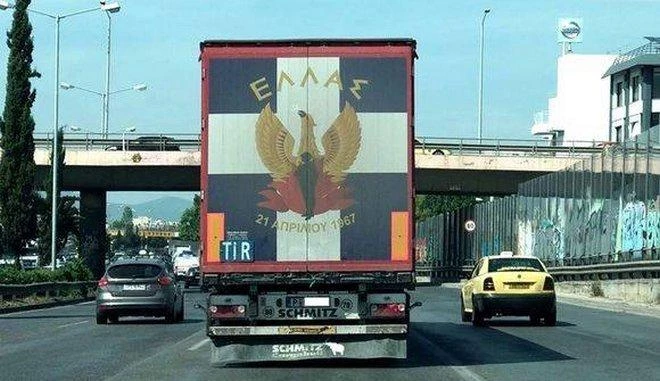 Αφωνοι οι οδηγοί στην Αθήνα αντίκρισαν την νταλίκα αυτή – Τι έμβλημα είχε